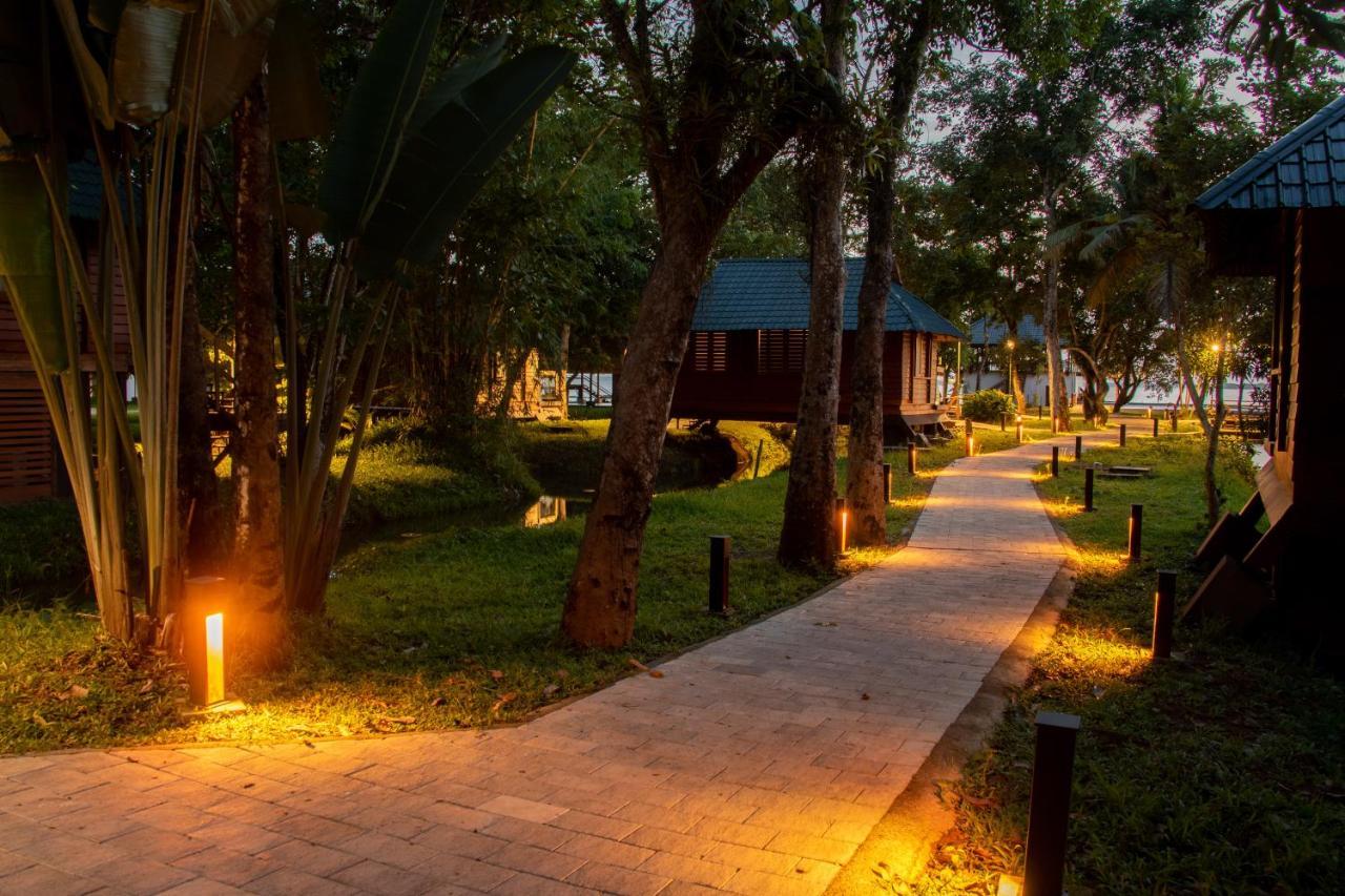 Water Scapes Hotel Kumarakom Bagian luar foto